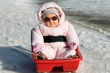 bébé qui fait de la luge