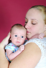 маленький мальчик с большими глазами у мамы на руках