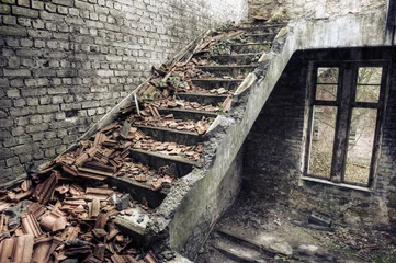 Papier Peint photo autocollant Rudnes Tuiles effondrées sur un escalier dans un bâtiment abandonné