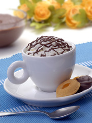 Taza de chocolate caliente y galletas.
