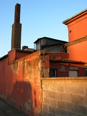 Alte Gewerbegebäude mit bröckelnder Fassade im Licht der Abendsonne am Osthafen im Ostend von Frankfurt am Main in Hessen