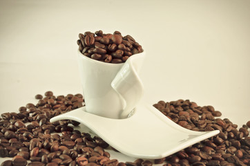 Chicchi di caffè con tazza