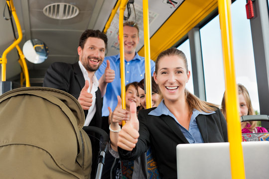 Fahrgäste in einem Bus