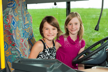 Kinder in einem Bus