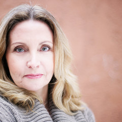 Fototapeta premium Frau mit grauer Strickjacke