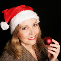 Frau mit Christbaumkugel