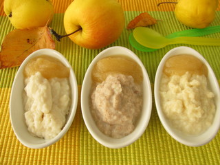 Schälchen mit Hirsebrei, Reisbrei und Dinkelbrei für Babys