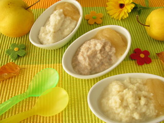 Schälchen mit Hirsebrei, Reisbrei und Dinkelbrei für Babys