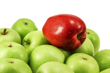 ein roter Apfel und mehrere grüne Äpfel