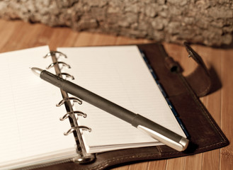agenda sur fond de bois