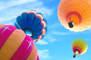 Abwaschbare Fototapete bunter Heißluftballon mit wunderschönem blauem Himmel und Wolken © twobee