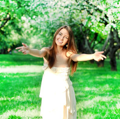 Obraz premium beautiful young woman in nature