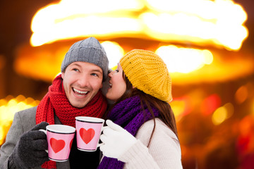 glücklich auf dem weihnachtsmarkt