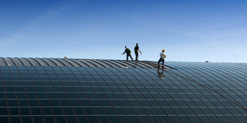 Operai che installano pannelli solari sul tetto