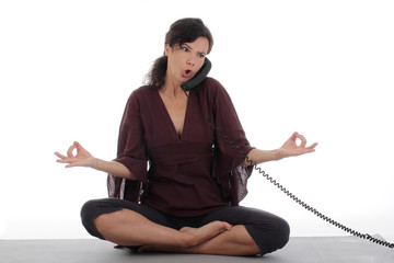 femme s'énervant au yoga