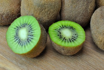 Kiwi spaccato in due