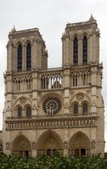 Fototapeta na wymiar Notre-Dame Facade