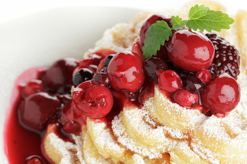 Waffeln mit Fruchtsoße
