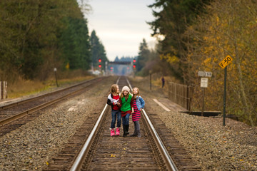 Obraz premium Group of kids on train tracks