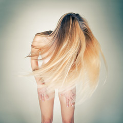 Nackte Frau mit langen blonden Haaren