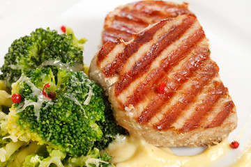tuna steak with broccoli