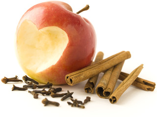 red apple with cinnamon and cloves