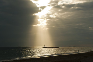 playa con rayos de sol