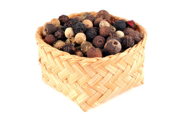 Panier de poivre et baies roses