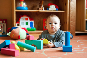 Baby mit Spielzeug