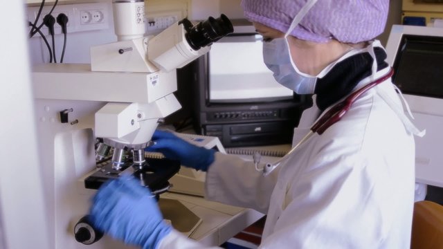 dottoressa al microscopio elettronico