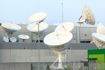 Obraz premium Satellite Communications Dishes on top of TV Station