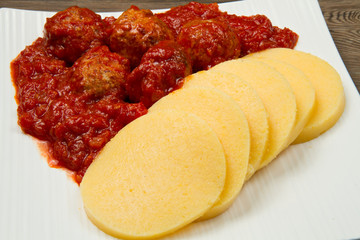 polenta con polpette di carne