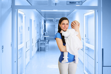 Fototapeta na wymiar Kobieta z dzieckiem w szpitalu