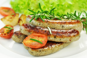 Grillwürstchen mit Salat