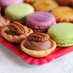 tartelettes aux noix et macarons