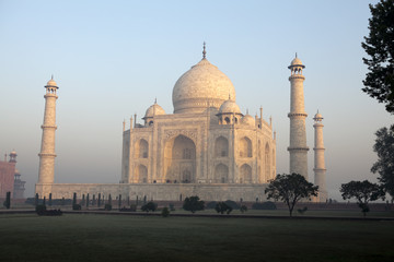 Fototapeta na wymiar Taj Mahal in Agra with a slightly pink colour during sunrise