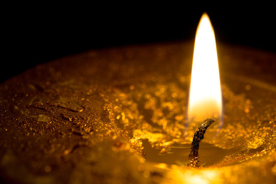 Goldener Kerzenschimmer