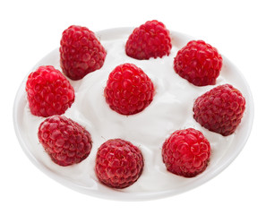 Red ripe raspberry fruit in small round plate with sour cream, i