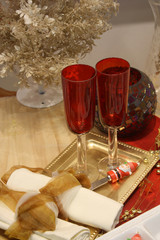 Copas rojas y arreglo de mesa para Navidad