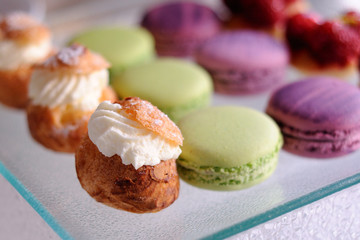 assiette de mignardises:choux et macarons