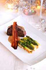 filet de boeuf aux morilles, asperges et petits legumes