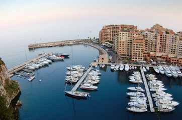 Fototapeta na wymiar Luksusowe jachty w Monako przystani. Port Fontvieille.