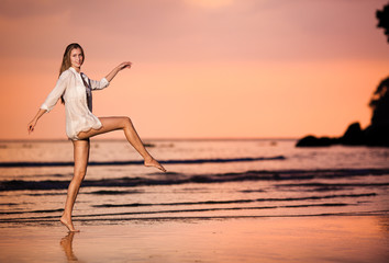 Fototapeta na wymiar woman on the sunset beach