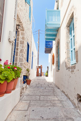 Obraz premium Wąska ulica w stylu greckim