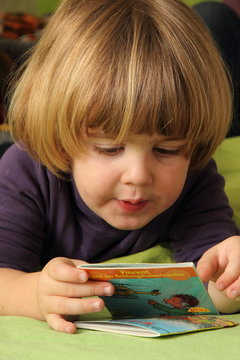 Dreijähriger Junge liest Bücher