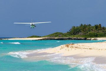 Fototapeta na wymiar Mały samolot turystyczny na karaibskiej plaży w Meksyku