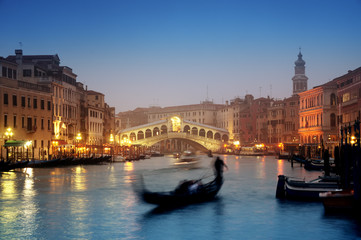 Fototapeta premium Rialto Bridge and gondolas at a foggy autumn evening in Venice.