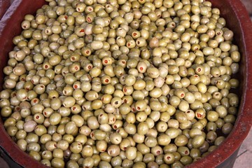 Olives farcies au marché