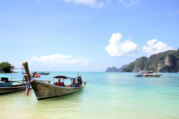 Fototapeta na wymiar Boat in ocean Thailand