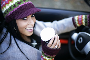 Autofahrerin mit Kaffee beim fahren